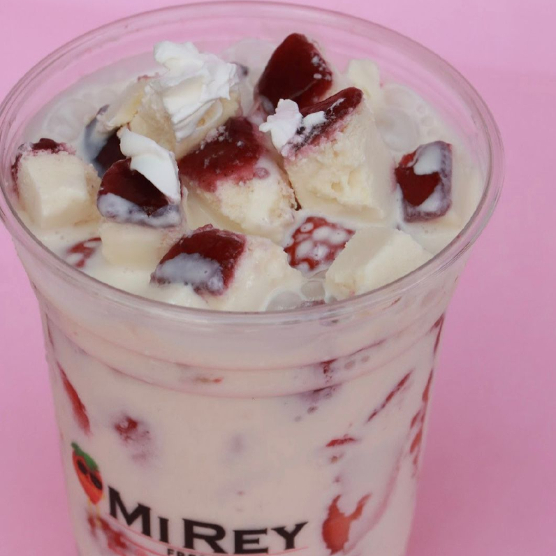FRESAS CON CREMA Y TROZOS DE CHEESECAKE VASO 16 OZ