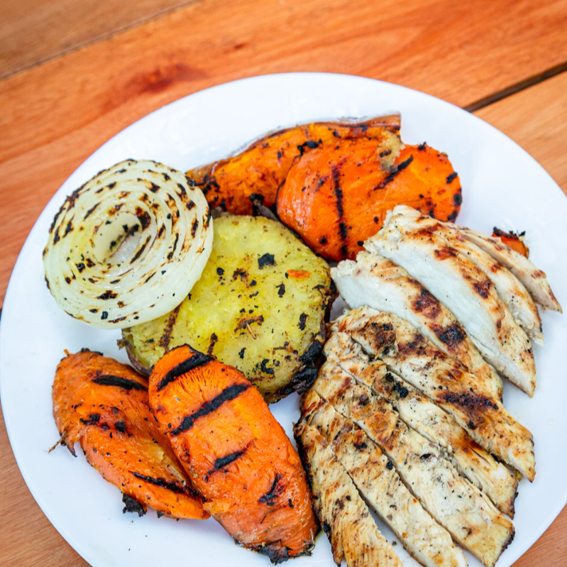 Jantinha fit individual Frango com 4 tipos de legumes á escolha: batata, batata doce, berinjela, abobrinha, cebola, tomate, brócolis, abobora, cenoura, couve flor com molho chimichurri (os legumes compõem o prato, não são porções separadas)