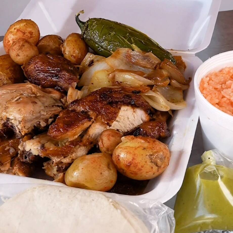 Pollo Grande Adobado Cocinado a la Leña