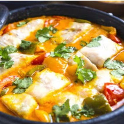 Uma deliciosa moqueca acompanhada de arroz branco ou à grega, pirão e farofa.
