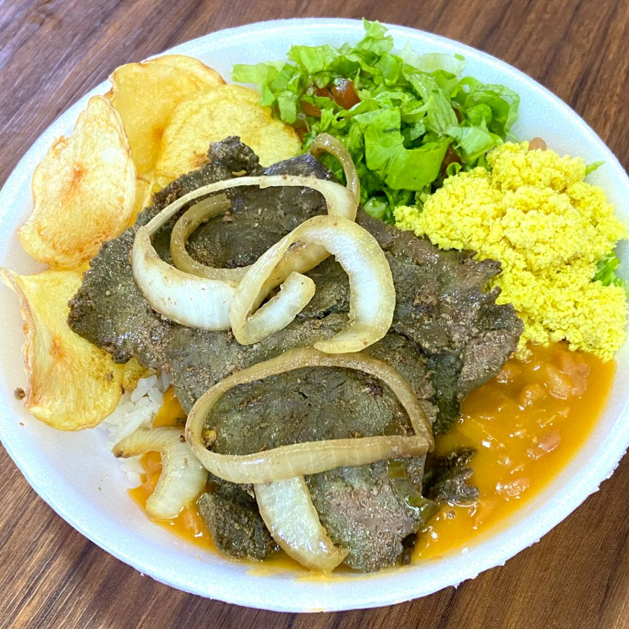 Arroz, Feijao, Salada, Farofa, Batata Chips e Fígado Acebolado.
