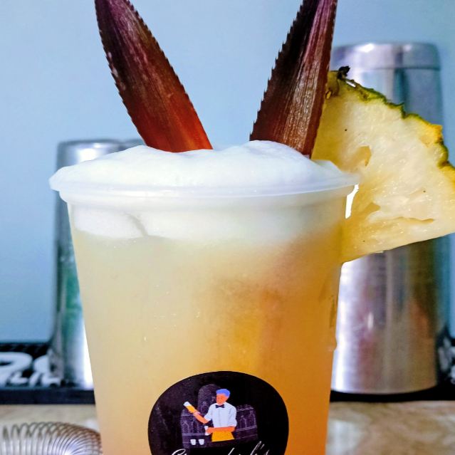 Deliciosa e cremosa batida feita com, vodka, fatias de abacaxi, leite condensado e gelo.