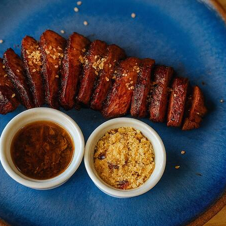Desfrute de um corte nobre (Angus), retirado da parte superior da alcatra. Sua capa de gordura e o excelente marmoreio a tornam incrivelmente macia, suculenta e cheia de sabor. Acompanha farofa e chimichurri da casa. *300g in natura.