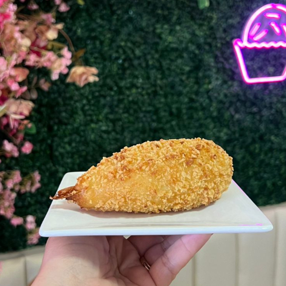 Camarão envolto em massa crocante, frito até dourar, sabor marcante e irresistível.