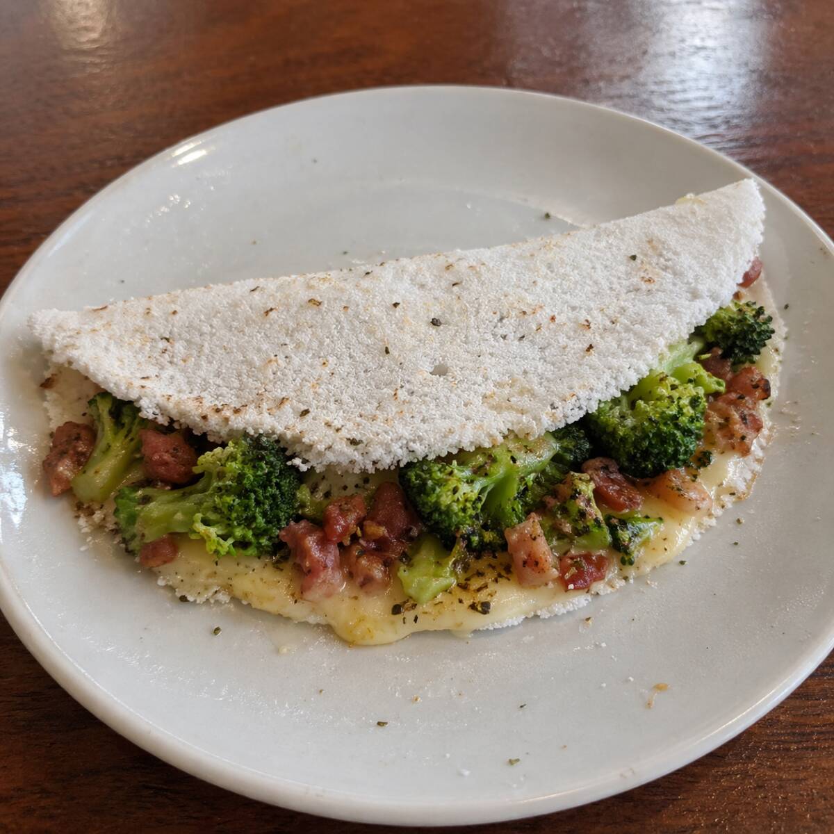 Deliciosa tapioca preparada na hora, recheada com brócolis fresquinho, bacon crocante e queijo mussarela derretido. Uma combinação equilibrada, com muito sabor e cremosidade, perfeita para qualquer momento do dia.