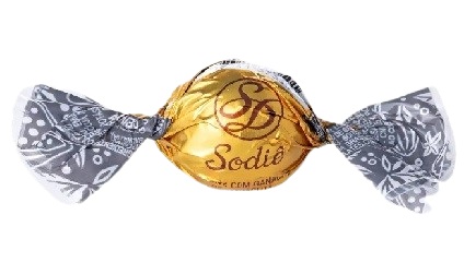 Uma combinação irresistível que une a cremosidade do chocolate ao leite à acidez refrescante do maracujá. Envolta por uma camada suave e brilhante de chocolate ao leite, essa trufa esconde em seu interior um ganache delicado feito com polpa do maracujá, equilibrando perfeitamente o doce do chocolate com o toque cítrico e vibrante da fruta. O recheio é aveludado e levemente ácido, trazendo frescor e uma explosão de sabor a cada mordida.