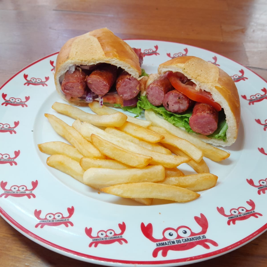 sanduiche no pão francês c\ linguiça, cebola, tomate, azeitona, alface, queijo mussarela e batata frita