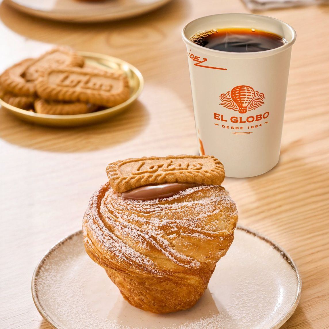 Cruffin Toffee con Lotus + Americano