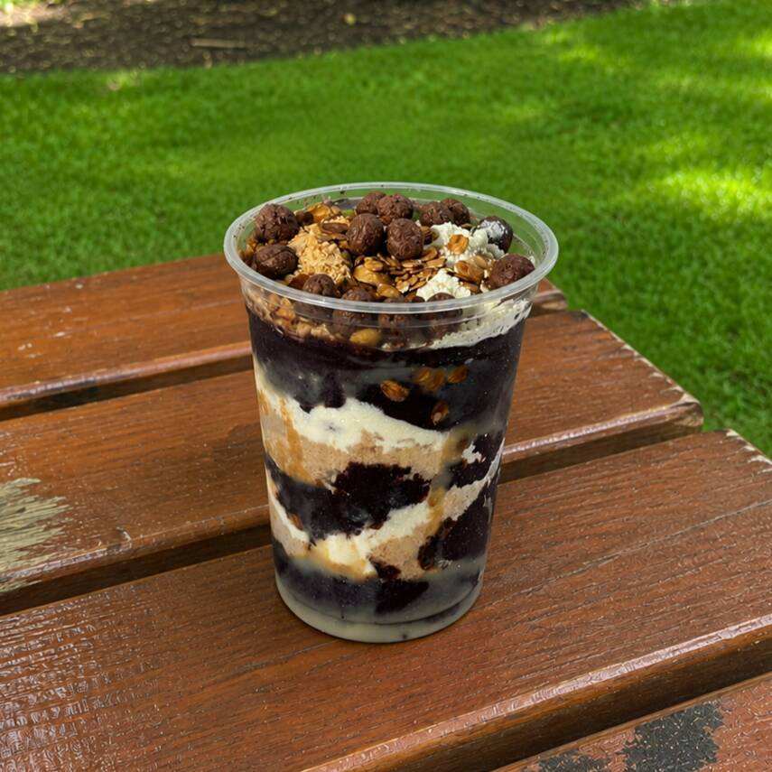 Mergulhe nessa onda refrescante! Nosso açaí de 400ml é do tamanho ideal para dar aquele up no seu dia. Personalize com seus complementos favoritos e desfrute de uma experiência única e revigorante que é a cara do verão. Cada colherada é uma verdadeira viagem tropical e um deleite inconfundível para o seu paladar! Para a sua experiência ser perfeita, os cremes são montados dentro do copo, junto com o açaí. Já o adicional de Nutella vai à parte, para você derramar à vontade!