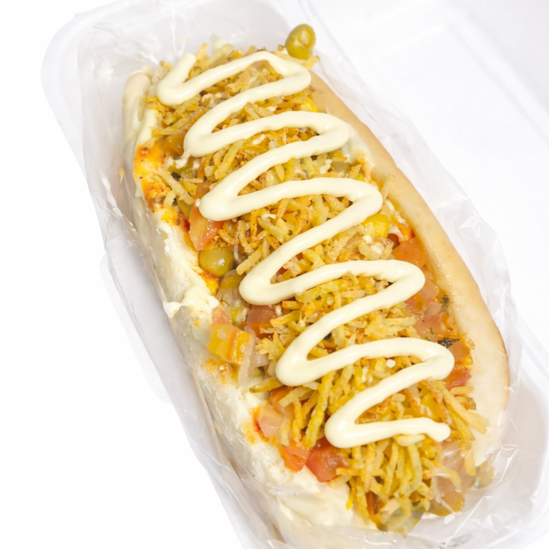 Pão fofinho salsichinha com molho requeijão cremoso cebola tomate milho e ervilha batata palha e o molho especial da casa