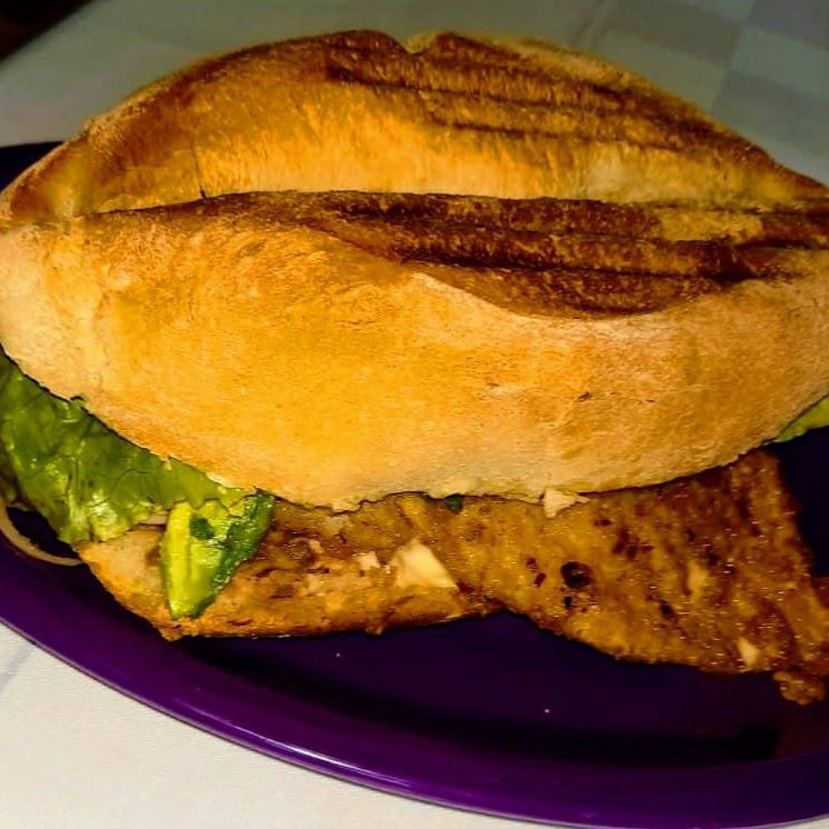 TORTA GIGANTE DE MILANESA DE POLLO