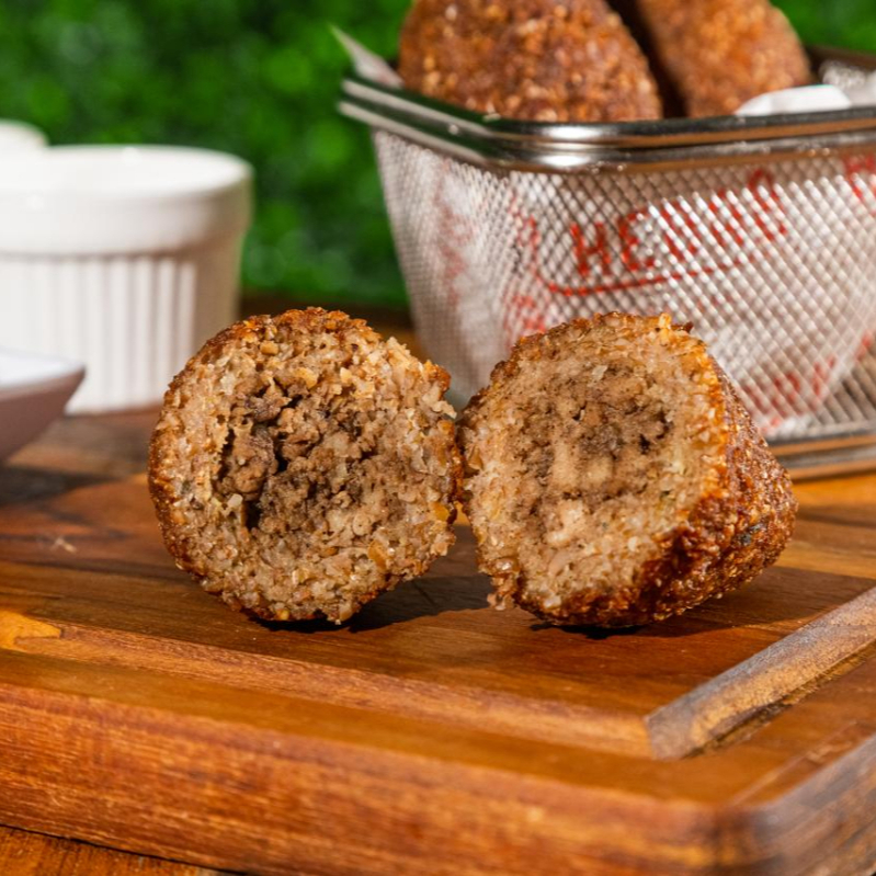 Kibe de carne com tempero árabe. Atenção: Não é kibe tradicional de boteco com tempero brasileiro. Aqui é kibe com tempero árabe.