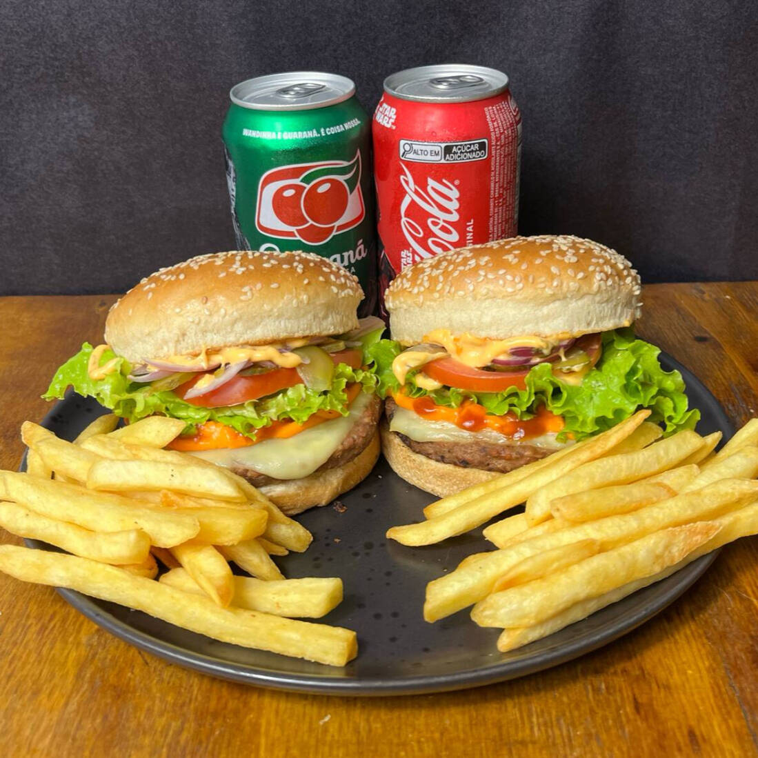 Bora de Combo pra dois? 2 X-Saladas Ingredientes - Pão com Gergelim - Alface, Tomate, Cebola Roxa, Picles - Maionese - Hambúrguer tradicional 120g - Cheddar, Muçarela - Ketchup - Molho especial 2 Batatas Frita 100g 2 Refrigerante Lata Gelado (aleatório) *Fotos Reais* *Hambúrguer Tradicional 120g* Obs: Caso não queira algum ingrediente, basta escrever nas observações ou nos avisar no Chat.