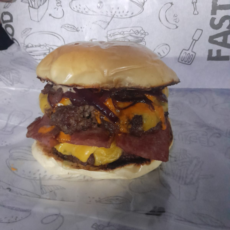 Pão especial, 2x blend 130g, calabresa, cheddar duplo, molho cheddar , cebola caramelizada e molho house.