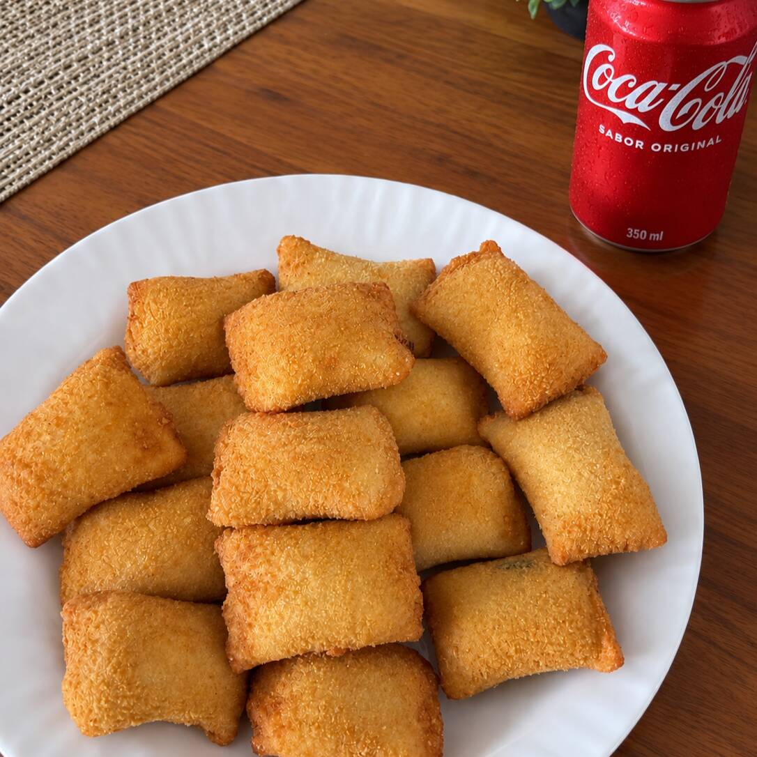 Combo com 15 risoles de milho ou carne, acompanhados com 1 bebida