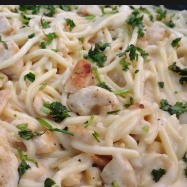 Pasta a la Crema con Cilantro, Pollo y Maiz.