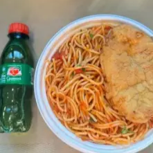 Marmita com delicioso filé de frango empanado na massa crocante acompanhado de macarrão espaguete ao molho de tomates. Acompanha refrigerante pet Guaraná Antárctica bem gelado. Marmita indicada para 01 pessoa. Serve 1 pessoa (400g)