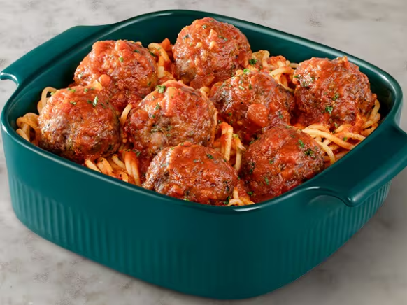 Spaghetti com almôndegas feitas a partir de um blend especial de carnes bovina e suína, realçadas com um toque de ervas, e acompanhadas pelo nosso molho pomodoro da casa.