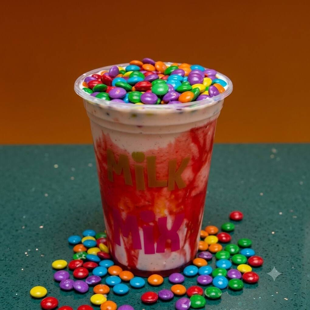 Milk shake de 250ml sabor misto (baunilha com chocolate).*Adicionais vão dentro do copo, na parte superior do sorvete/milk shake.