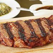 Acompanhamentos: Arroz branco soltinho, feijão, vinagrete, farofa e acompanhamento especial do dia