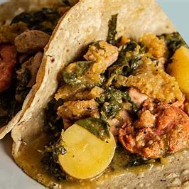 Taco de Carne de Puerco en Salsa Verde con Verdola