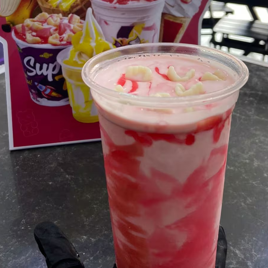 pedacinhos das deliciosas balinhas Fini Beijinho, ele traz o equilíbrio perfeito entre o doce do leite condensado e o toque único de coco. Um clássico reinventado para quem ama sabor e diversão em cada gole!