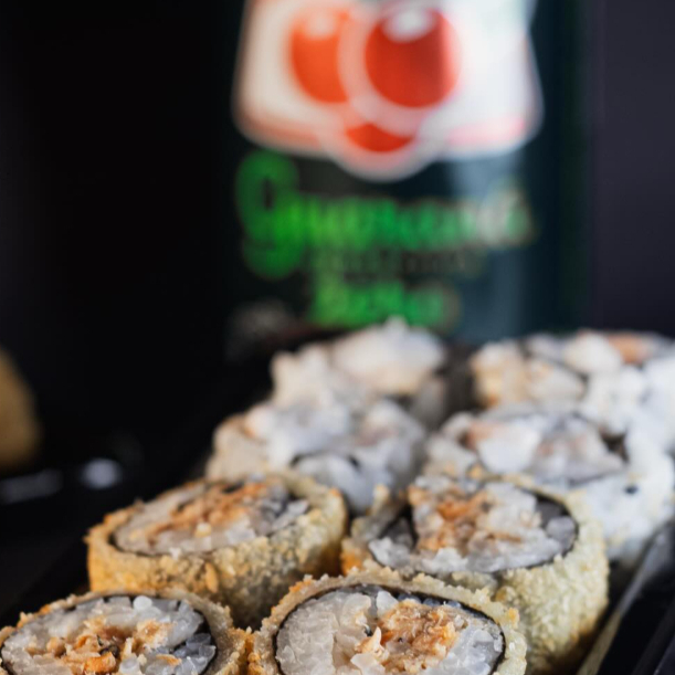 🍣 12 peças + Refri, do jeito que você quiser! Escolha seu roll (Hot Philadélfia, Hot Ebi, Hot Atum, Hot Skin, Makimono Philadelfia ou Ebi, ou Uramaki (Philadélfia ou Ebi) + escolha sua bebida lata 350ml 😋 Rápido, saboroso e com tudo que você precisa em um só pedido! Perfeito pra matar a fome sem complicação.