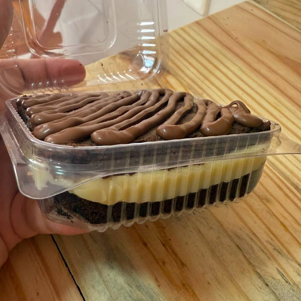 Massa de brownie super molhadinha, recheada com brigadeiro cremoso e Nutella irresistível.