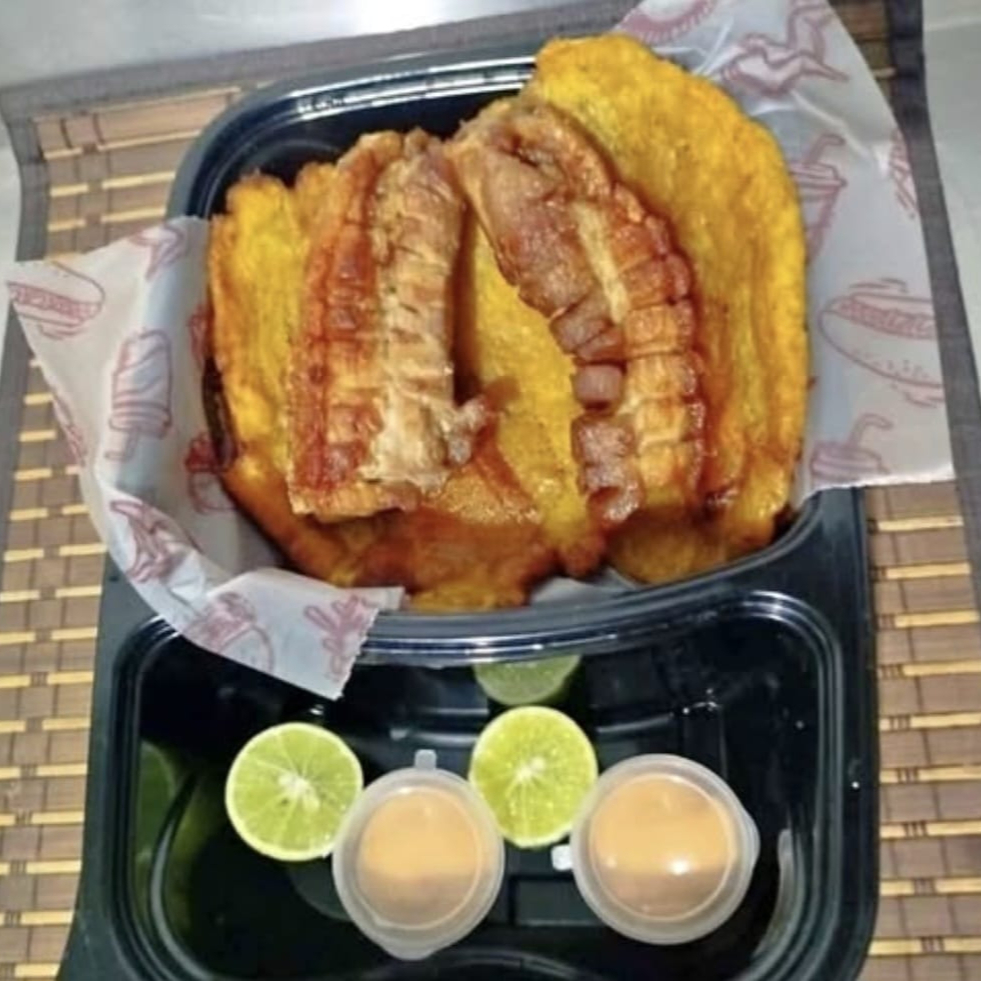 Tostada con Chicharrón + Gaseosa