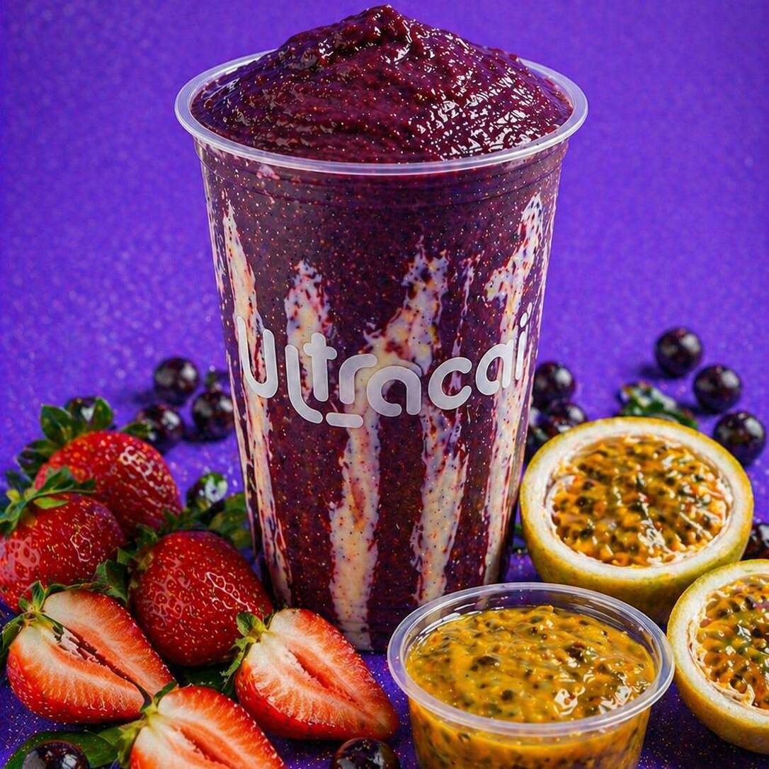 Smoothie Açaí Dupla Tropical
Uma combinação refrescante e cheia de personalidade. Nosso açaí é batido com leite integral, morango e maracujá, criando uma textura cremosa e equilibrada, onde o doce do morango encontra a leve acidez marcante do maracujá.
O resultado é um smoothie envolvente, leve e ao mesmo tempo intenso, trazendo uma explosão de sabores tropicais a cada colher.
Finalize do seu jeito escolhendo seus complementos favoritos e transforme essa experiência em algo único.
*todos complmentos são batidos dentro do copo não sendo possivel enviar a parte*