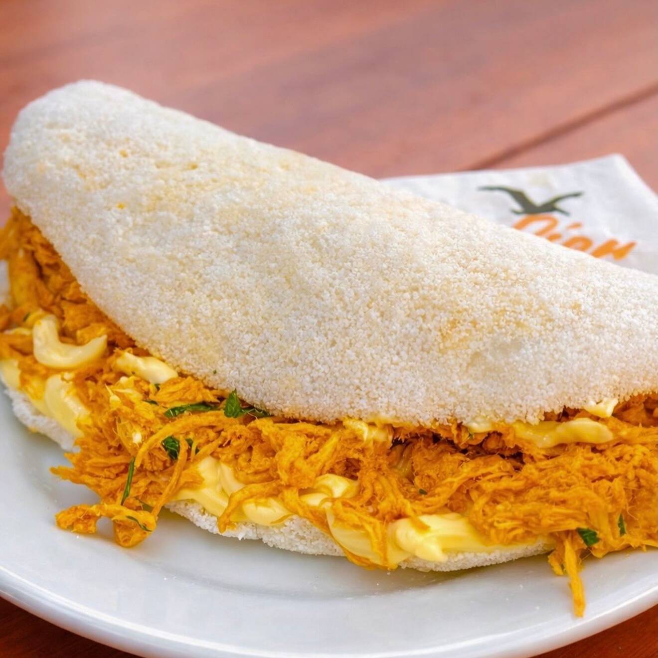 Frango temperado com queijo derretido