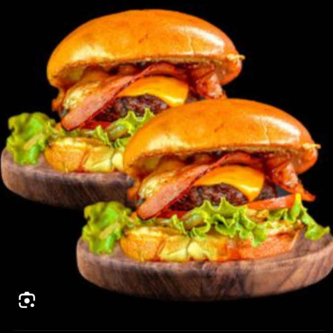 X-Bacon na Brasa Sinta o sabor irresistível do nosso X-Burguer, feito com carne suculenta grelhada na brasa, queijo derretido na medida certa, frescor da salada crocante e nosso molho especial que dá aquele toque único. Tudo isso no pão macio e quentinho, preparado para transformar cada mordida em uma experiência de sabor inesquecível