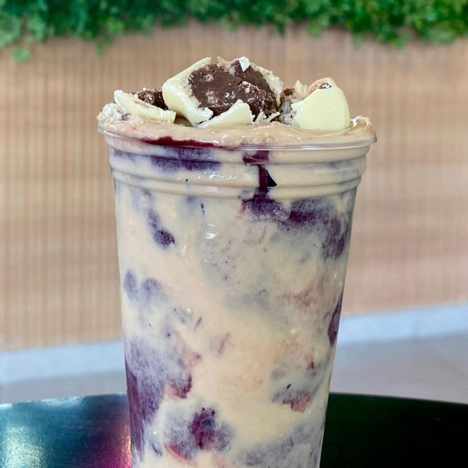 Açaí com Creme sabor Ouro Branco, finalizando com o Original bombom Ouro Branco picado.
