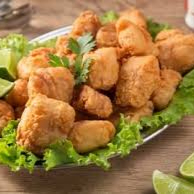 Frango à Passarinha servido com farofa e vinagrete