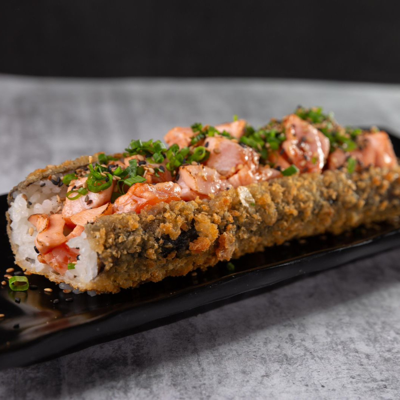 Makimono de Arroz Recheado com Cubos de Salmão Maçaricados, Molho Teryaki e Cebolinha. Uma mistura de sabores de dar água na boca!!! *Atenção: Não enviamos (Shoyu,Teriaki, Porta Shoyu e Hashi)* Obs: Não fazemos modificação. _ _ #japonesa #chinesa #shoyo #salmão #camarão #suhi #yakisoba #temaki