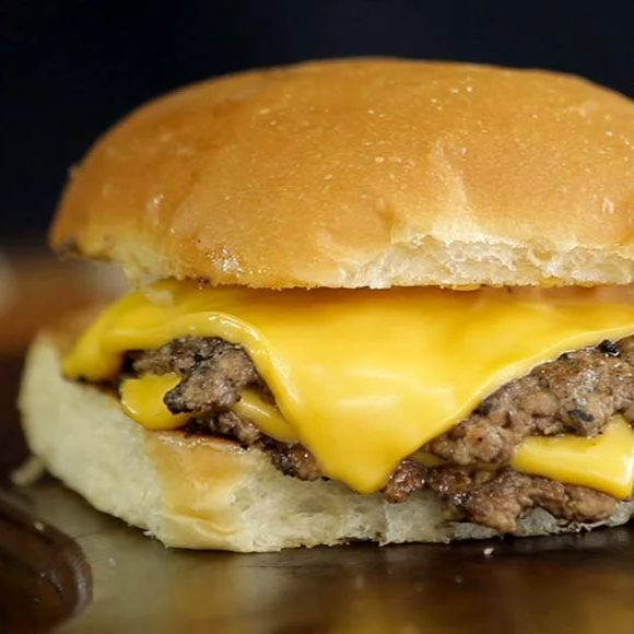2 carnes de hamburguer artesanal , queijo cheddar , tomate, cebolsa,alface,milho e batata palha ,