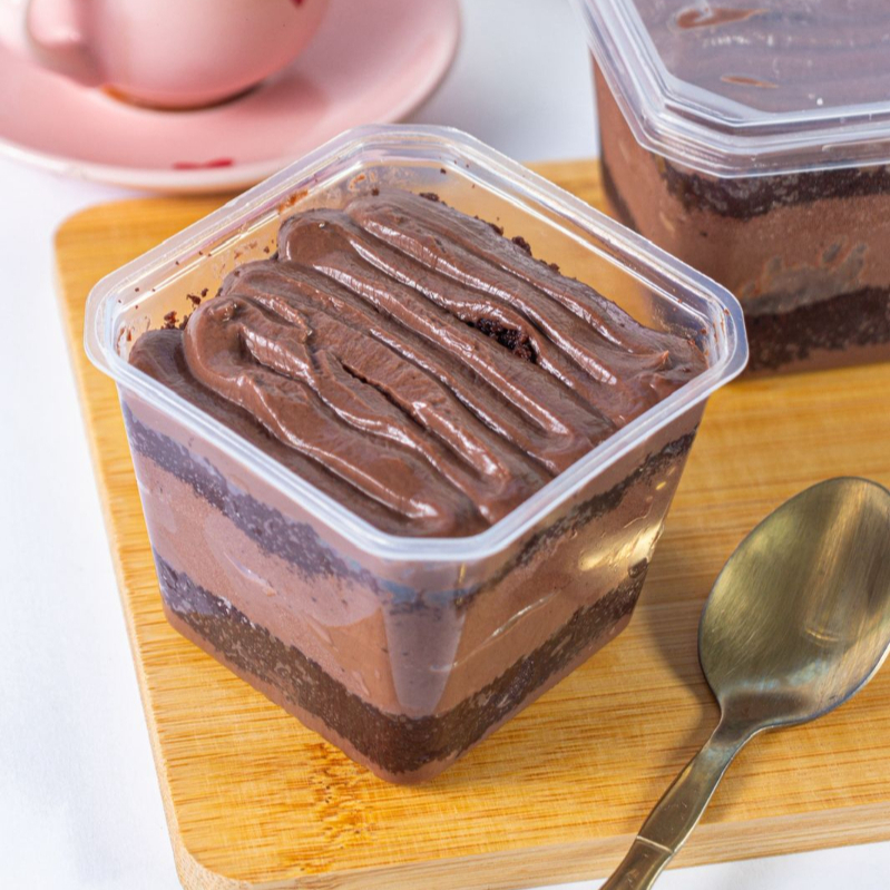 Um delicioso bolo de pote na massa de chocolate bem molhadinho com camada de brigadeiro 50% cacau e mousse de chocolate
