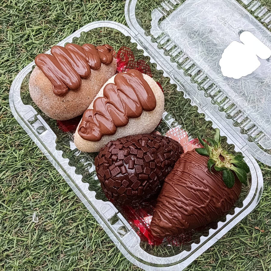 A combinação perfeita entre o azedinho do morango e o doce do chocolate! 🍫🍓 São 4 delícias: 1 Coxinha de Morango 1 Coxinha de Ninho com Nutella 1 Coxinha de Ferrero 1 Bombom de Morango coberto com chocolate. Simplesmente irresistível!