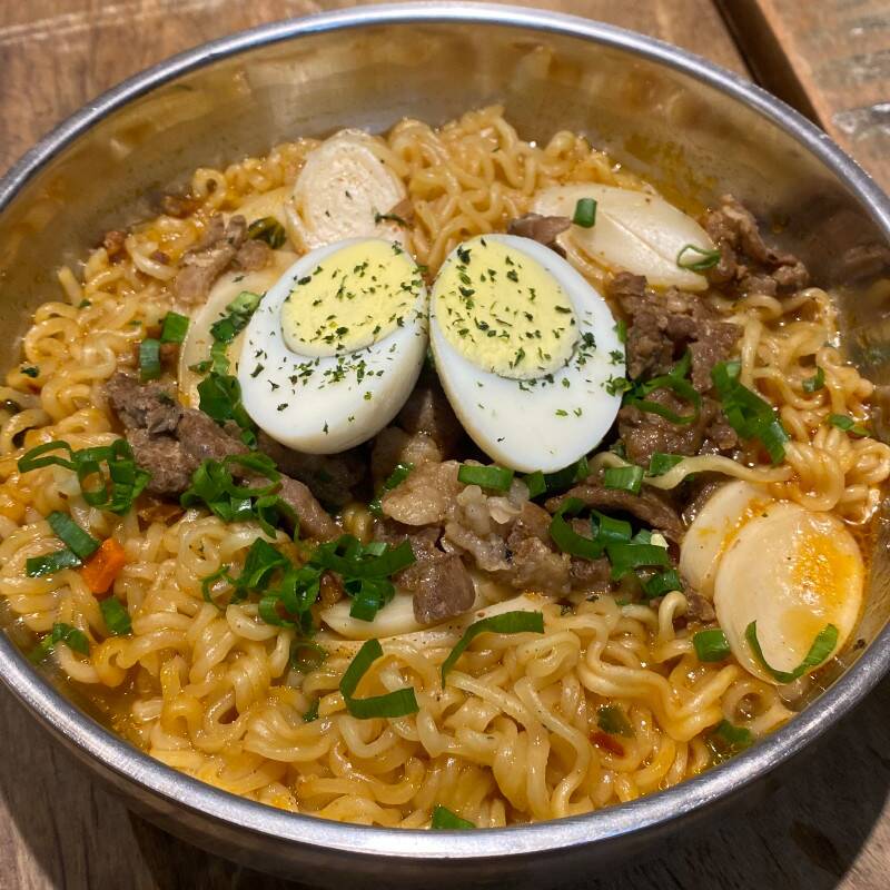 O lamen coreano é um dos queridinhos da culinária da Coreia! Diferente do tradicional lamen japonês, ele é conhecido por ser uma opção mais prática, saborosa e cheia de personalidade. Perfeito para quem ama uma refeição rápida e deliciosa!
acompanha ovo cozido.