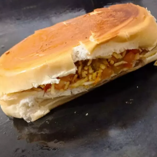 1 vina(perdigão), maionese (industrial dajuda), cenoura ralada, milho, tomate, cebola, pimentão, farofa, batata-palha.