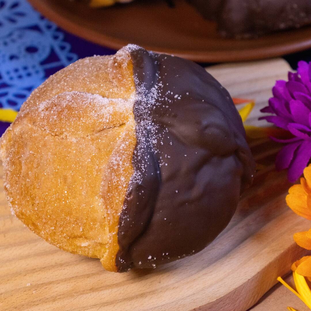 Pan de Muerto Azucarado con Chocolate Oscuro