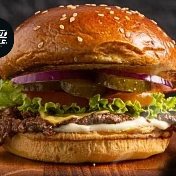 Pão brioche com hamburger bovino de 90g, queijo mussarela, alface, tomate, cebola roxa, picles e maionese. Imagem meramente ilustrativa.