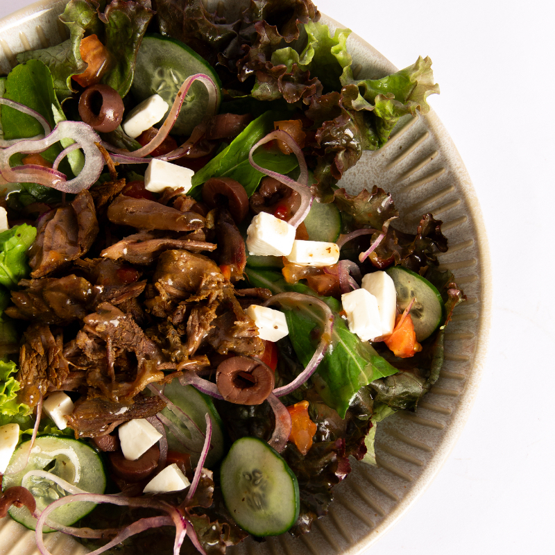 Carne Desfiada, Mix folhas, Tomate, Pepino, Azeitona Preta, Cebola Roxa, Queijo Minas, Molho Italian