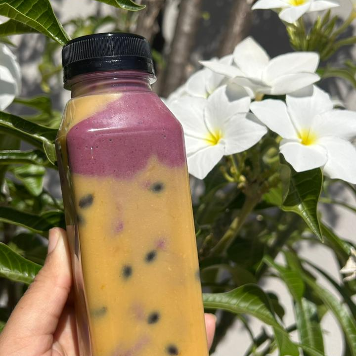 AÇAI BATIDO COM BANANA E LEITE,LEITE CONDENSADO,ACOMPANHADO DE CREME DE MARACUJA,FINALIZADO COM LEVE TOQUE DE LEITE EM PÓ