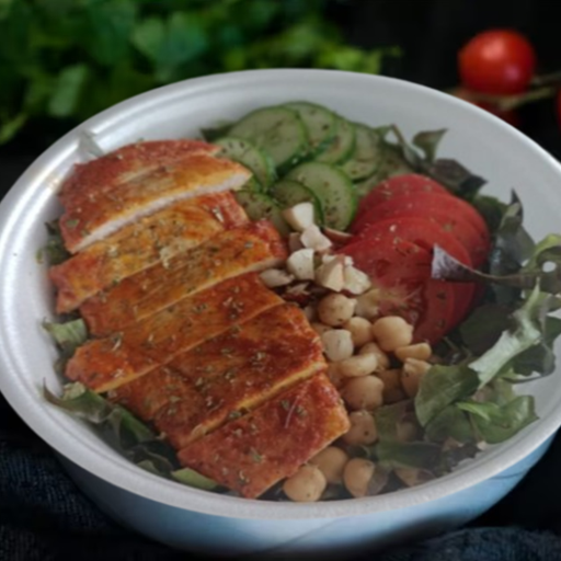 Experimente essa delícia, novidade da Matula. Frango Grelhado com salada de alface roxa, pepino japonês, tomate rasteiro, castanha do Pará, grão de bico e azeite de oliva extra virgem. Esse novo prato é embala em uma prática embalagem térmica de isopor redonda, pesando aproximadamente 300g, para garantir a temperatura ideal da sua refeição.
Você pode adicionar ovo frito ou batatas fritas ao seu prato (verifique os preços).