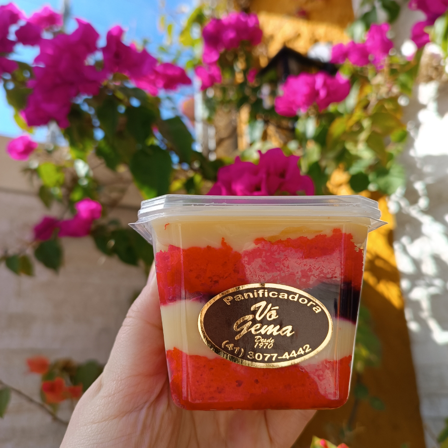 Massa de red velvet, recheado com brigadeiro de quatro leites e geleia artesanal de frutas vermelhas.