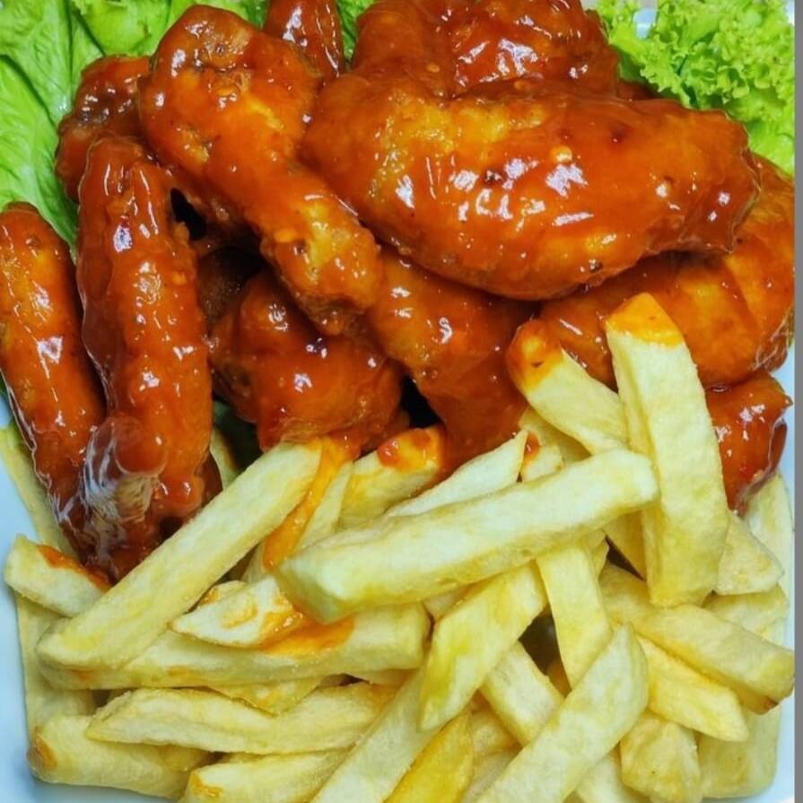Alitas con Papas a la Francesa