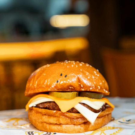 JUEVES DOBLE DE QUESO Y PEPINILLOS + PAPAS