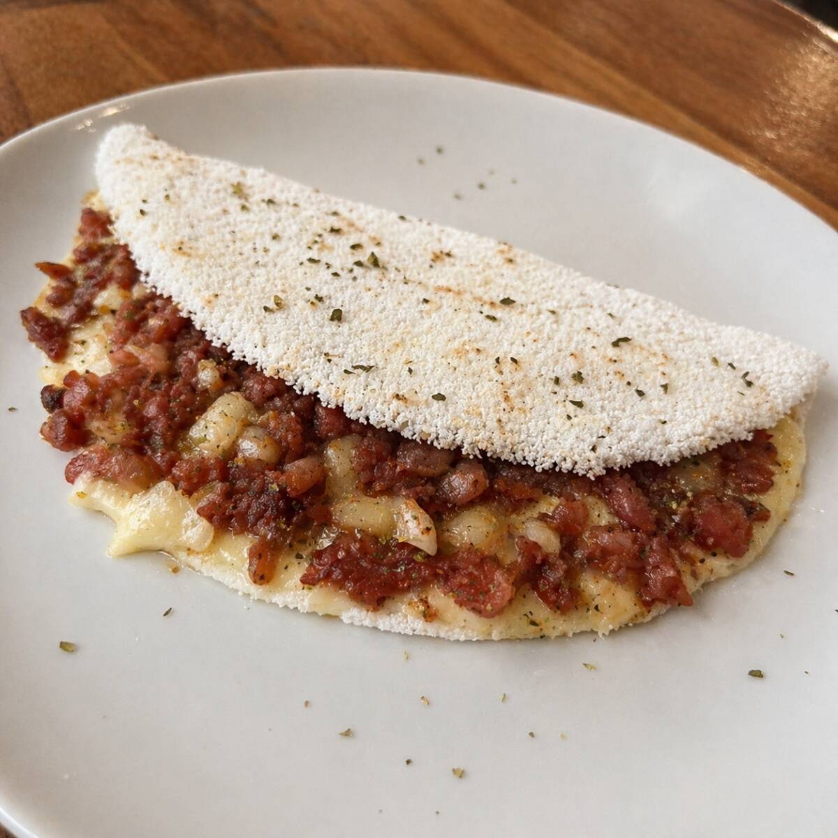 Deliciosa tapioca preparada na hora, recheada com calabresa Ralada e o queijo de sua preferência. Uma combinação irresistível, com muito sabor e ingredientes selecionados, perfeita para qualquer hora do dia.