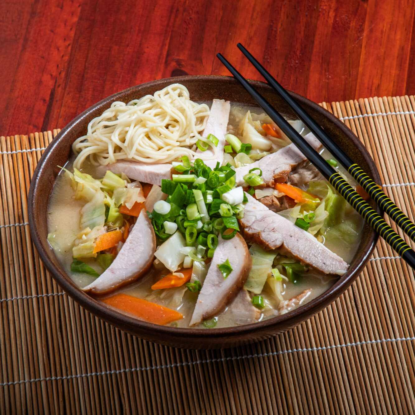 Caldo à base de misso e dashi, rico e aromático, cozido lentamente por horas com ossos, legumes e especiarias
220g de macarrão
Repolho e cenoura refogados
Chassu em tiras (carne de porco defumada)
Cebolinha
wakame(alga marinha)